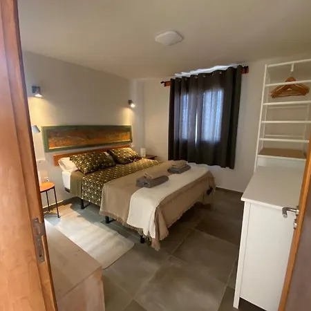 Goa Pool View, Playa Roca Sea Front Access - Free Ac - Wifi *