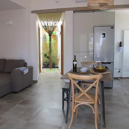 شقة Goa Pool View, Playa Roca Sea Front Access - Free Ac - Wifi
