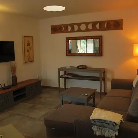 Goa Pool View, Playa Roca Sea Front Access - Free Ac - Wifi شقة