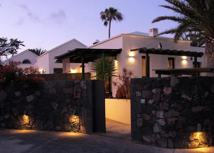 Goa Pool View, Playa Roca Sea Front Access - Free Ac - Wifi Costa Teguise