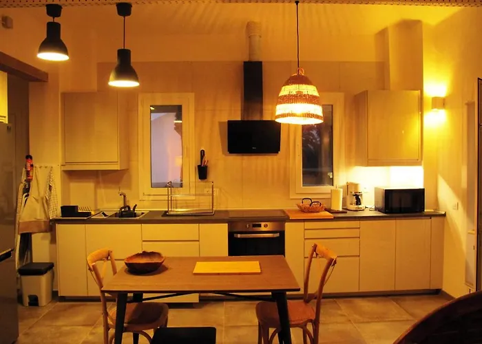 Goa Pool View, Playa Roca Sea Front Access - Free Ac - Wifi *