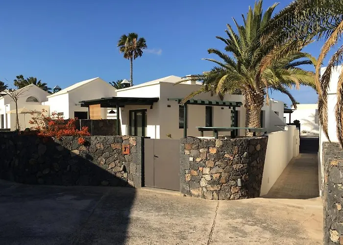 Goa Pool View, Playa Roca Sea Front Access - Free Ac - Wifi Costa Teguise