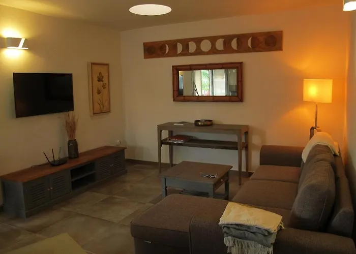 Goa Pool View, Playa Roca Sea Front Access - Free Ac - Wifi Apartment