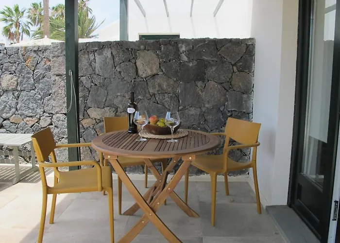 Goa Pool View, Playa Roca Sea Front Access - Free Ac - Wifi *