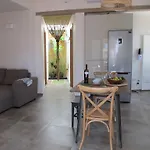 شقة Goa Pool View, Playa Roca Sea Front Access - Free Ac - Wifi